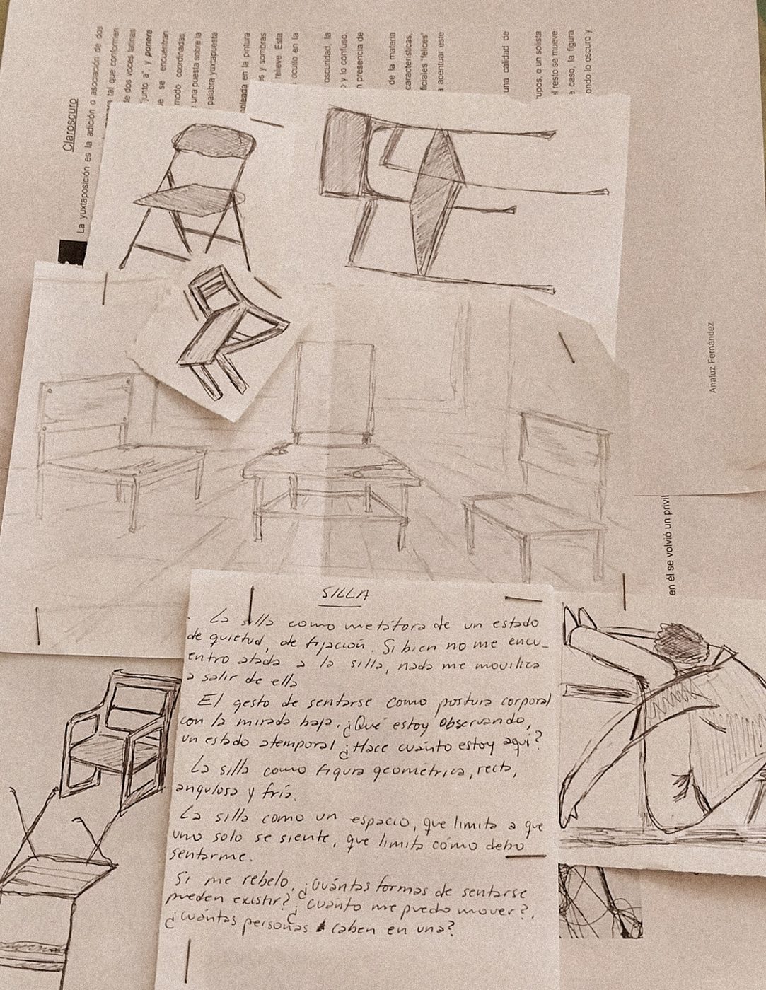 Hojas manuscritas con dibujos de sillas y notas del proceso
